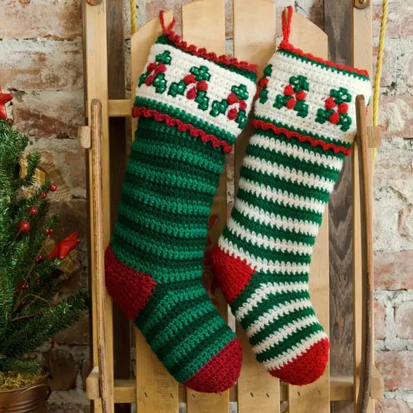 red-heart-holly-berry-christmas-crochet-stocking-pattern